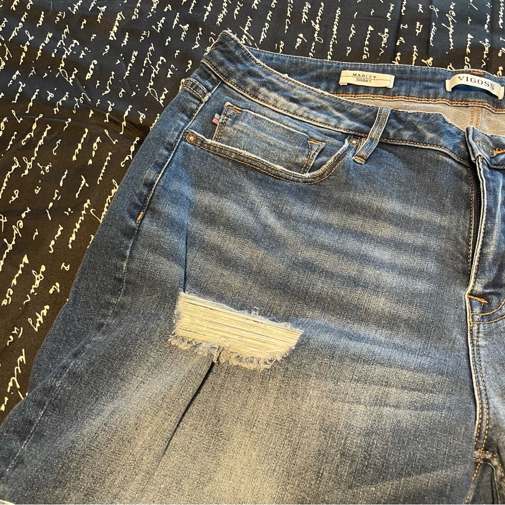 Distressed cuffed shorts - Picture 7 of 7